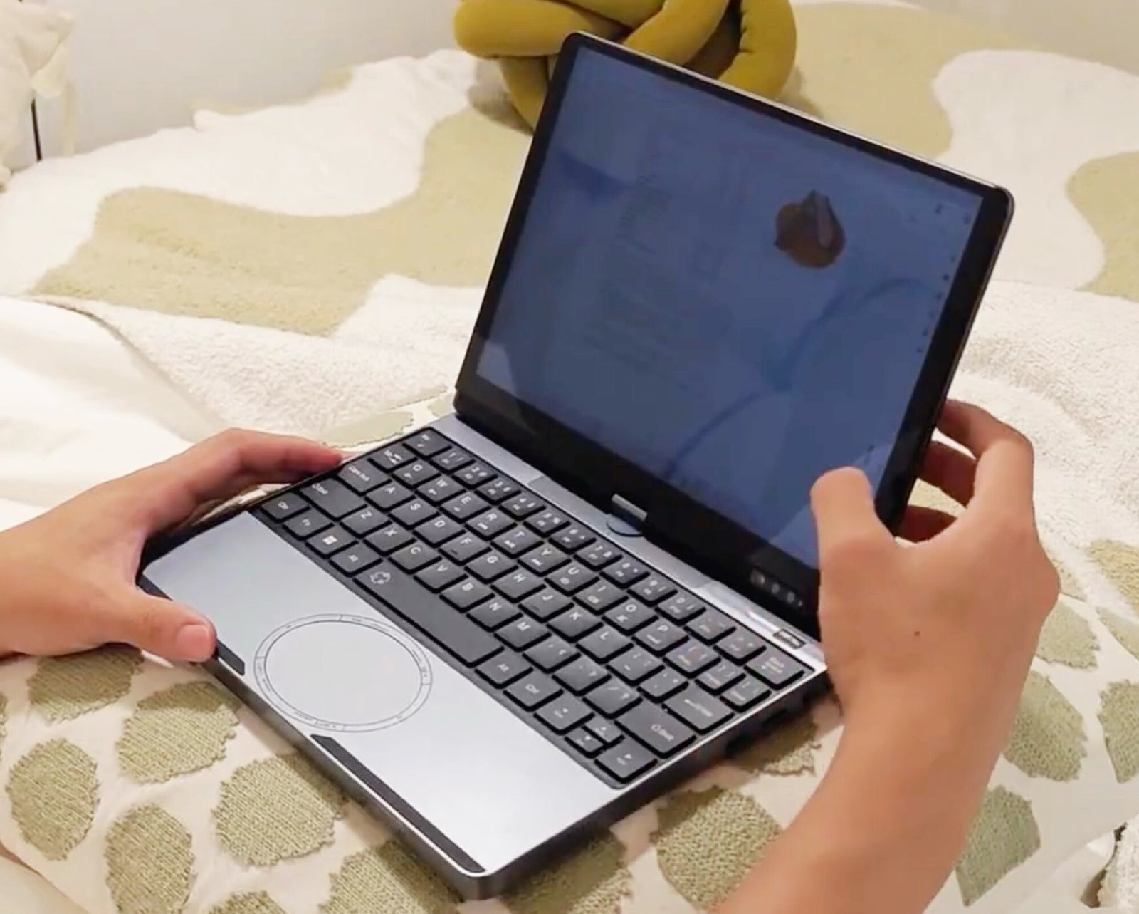 Torsin ra mắt: Laptop 10.5 inch có thể gập 360 độ, bàn di chuột tròn độc đáo và chip Intel - Techlade