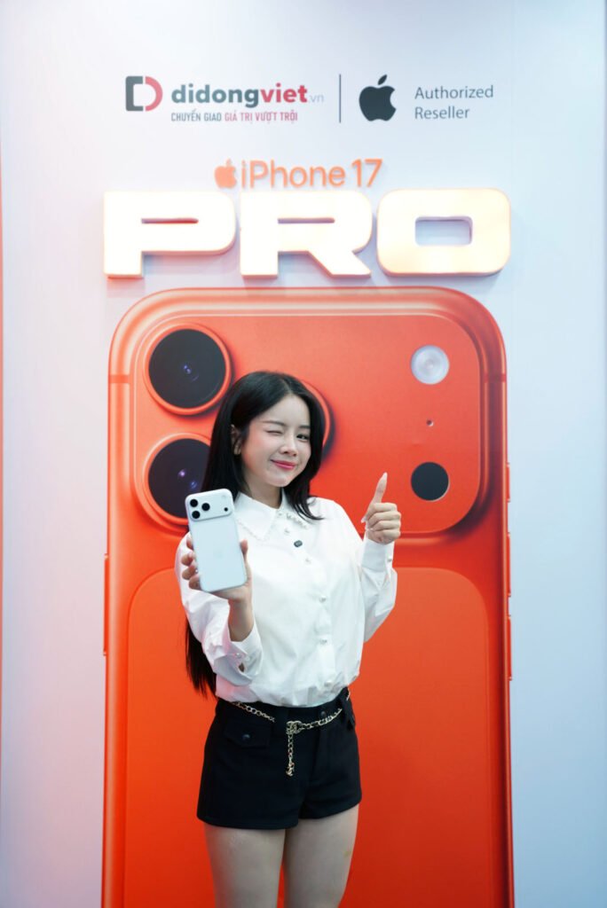 Nghệ sĩ và iFan có mặt tại Di Động Việt trong ngày đầu mở bán iPhone 17, iPhone Air