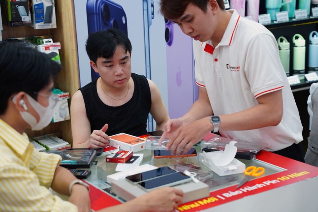 Nghệ sĩ và iFan có mặt tại Di Động Việt trong ngày đầu mở bán iPhone 17, iPhone Air