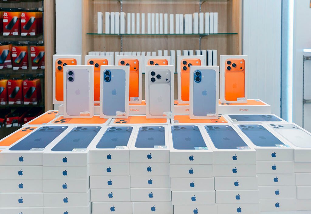 Nghệ sĩ và iFan có mặt tại Di Động Việt trong ngày đầu mở bán iPhone 17, iPhone Air